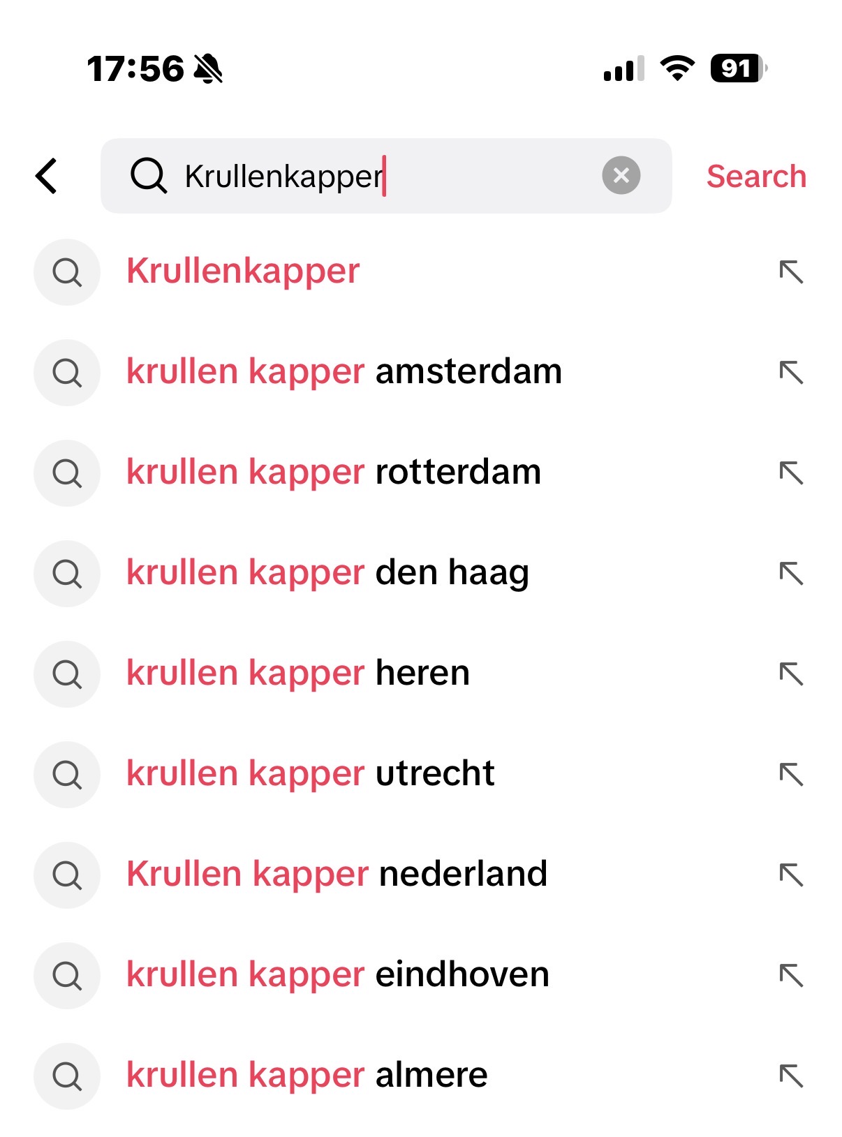 TikTok-zoekbalk met auto-aanvulsuggesties voor 'krullenkapper' inclusief lokale varianten
